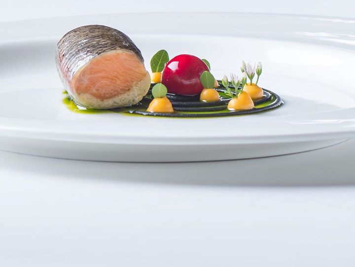 Hamarosan érkezik az új étlap a Textúrában is :) @textura_restaurant @borkonyha @sarkozi_akos photo by @antonio_fekete_designfood #michelinstar #michelinstarchef #foodphotography #foodporn #chef #chefstalk #salmon???? #foodlovers #szinesenfozok #restaurant