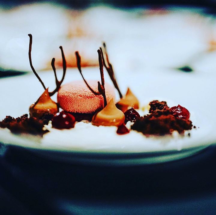Cukrászok ásza Lovász Zsolt :))) @textura_restaurant @borkonyha #chef #chefstalk #sweet #pastry #chocolate #foodporn #foodphotography