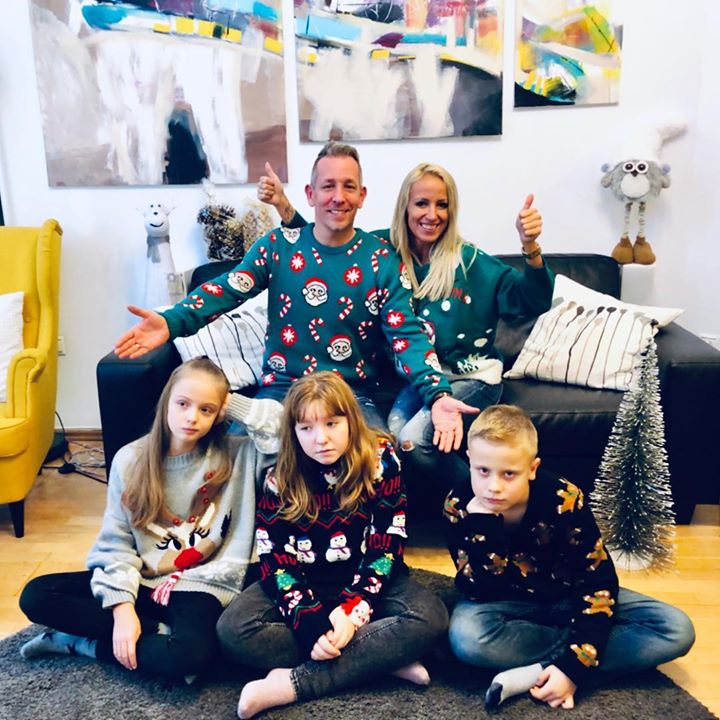 Hoztunk a gyerekeknek karácsonyi pulcsit ! Szerintem boldogság van !  :))) 
Kellemes Karácsonyi Ünnepeket Kívánunk Mindenkinek ! @evaszegediart @sarkozi_akos #christmas #myfamily❤ #foreverlove #funny #happy #sweater #family #children #kids
