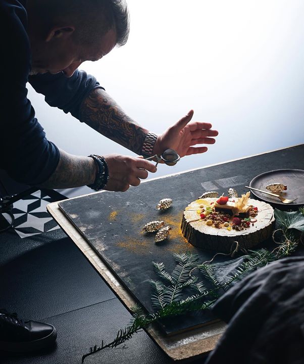 Lehet, hogy otthon is így fogom csinálni az ünnepi asztalt! :) photo by @remirokmendi #foodart #michelinstar #szinesenfozok #michelinstarfood #konyhafonok #chef #chefstalk #foodporn #foodphotography @textura_restaurant @borkonyha @sarkozi_akos